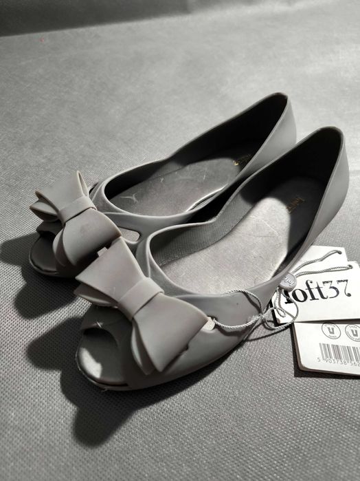 Szare baleriny gumowe z odkrytymi palcami gumowe baletki z kokardką 38