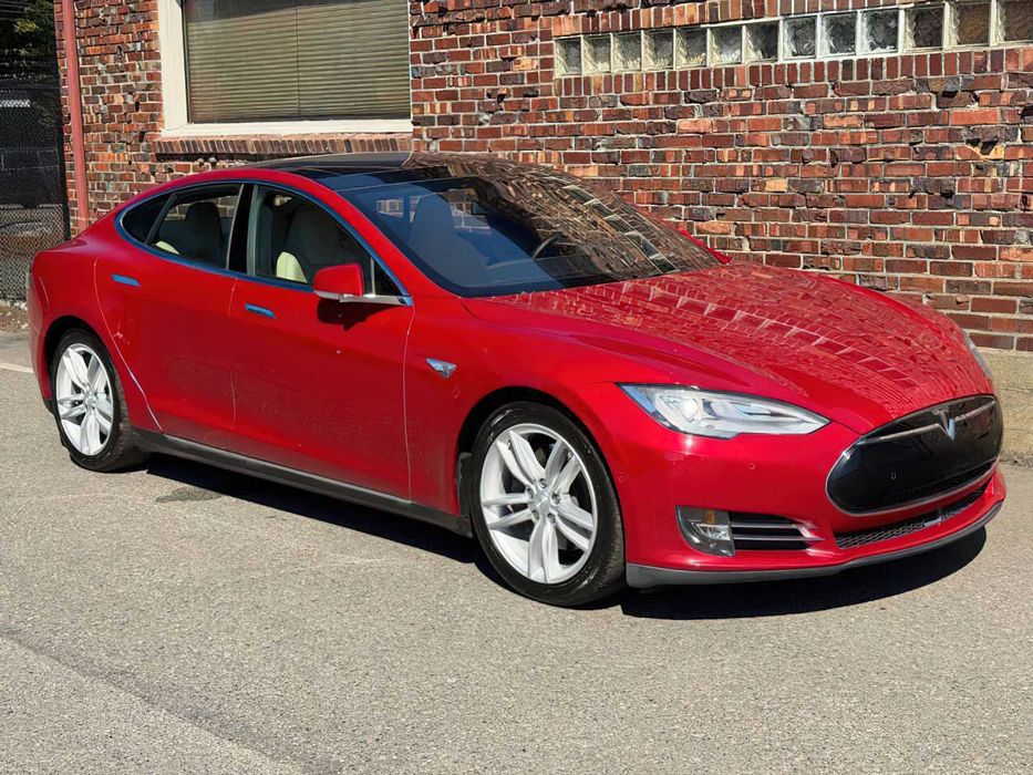 Tesla Model S P85D      2015
