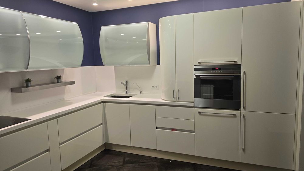 Біла кухня Г-подібної форми із вбудованою технікою