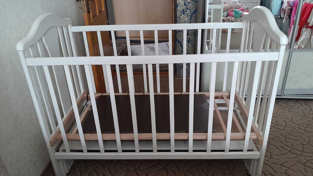 Дитяче ліжечко з маятниковим механізмом