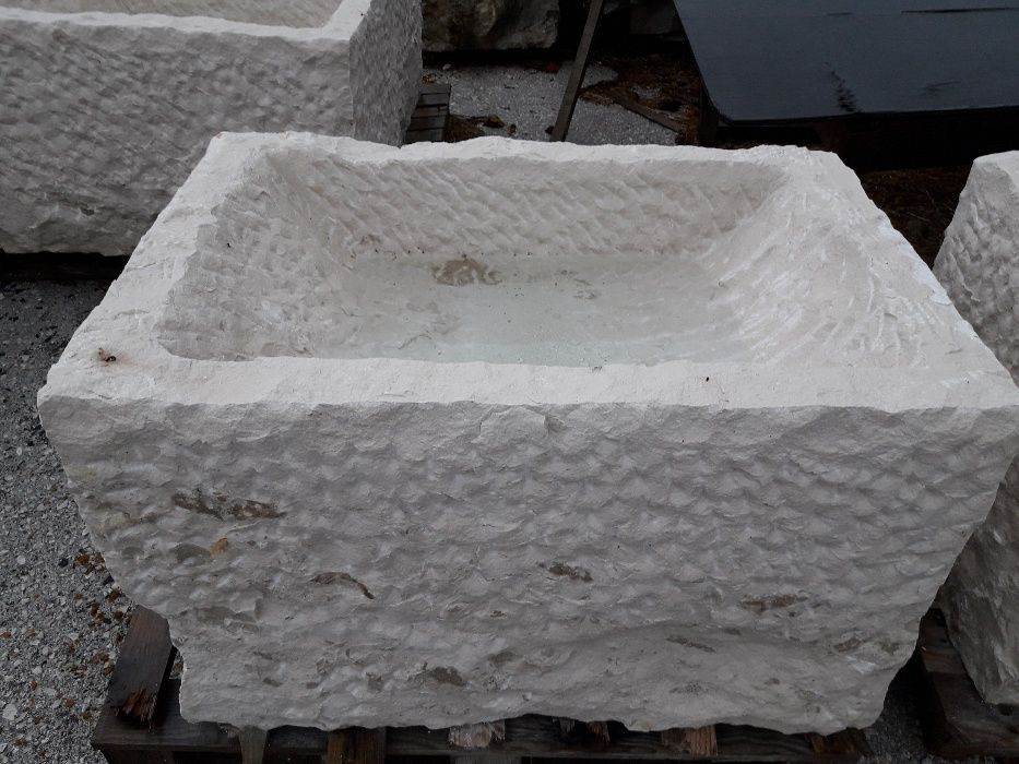 pias em pedra natural para decoração.