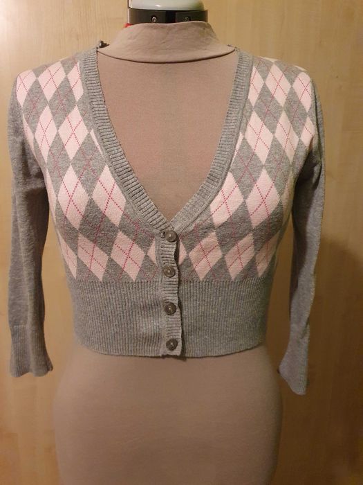 Krótki szary sweter w romby
