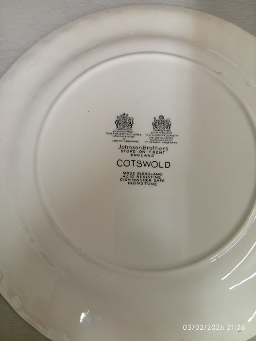 Pratos planos de porcelana Inglesa.