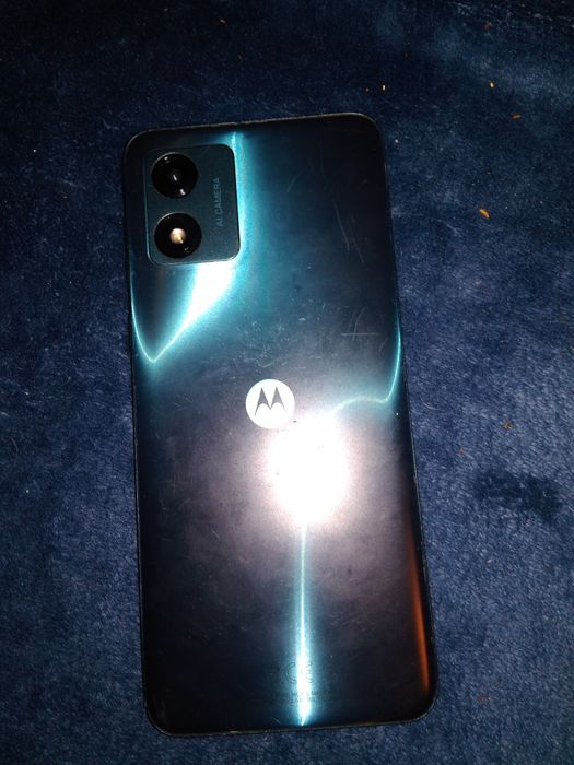 Motorola e 13 niebiesko metaliczny tył telefonu