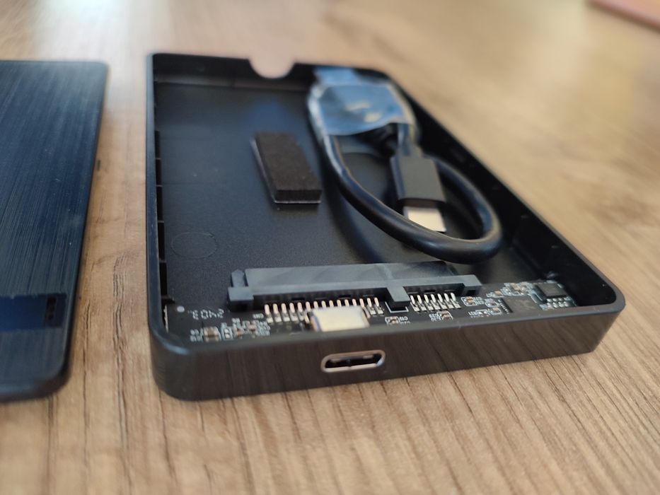 Obudowa na dyski SATA 2,5'': SSD / HDD. Złacze: USB-C (USB 3.1)