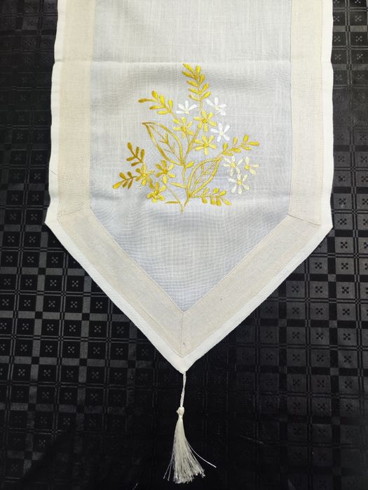 Pano em linho bordado à máquina