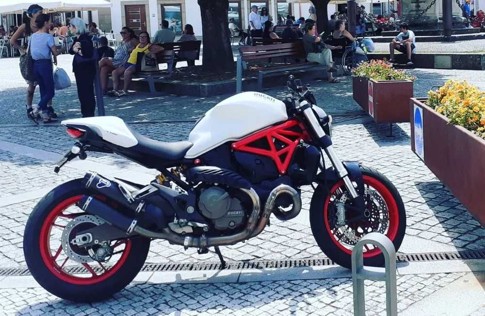 Ducati Monster 821 com Termigioni