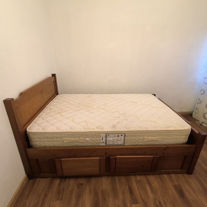Cama casal com gavetas
