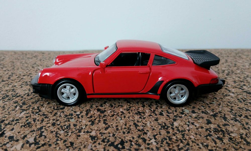 Porche 911 Turbo 3.3 (escala 1:32)