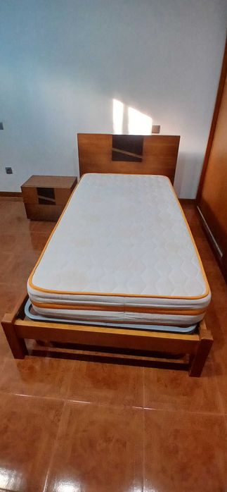 Vendo cama + colchão de solteiro + mesinha de cabeceira
