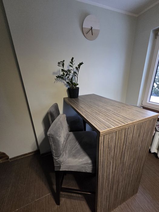 Krzesła i/lub barek