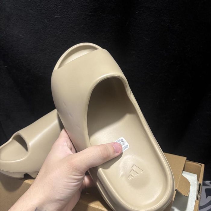 Yeezy Slide 43.