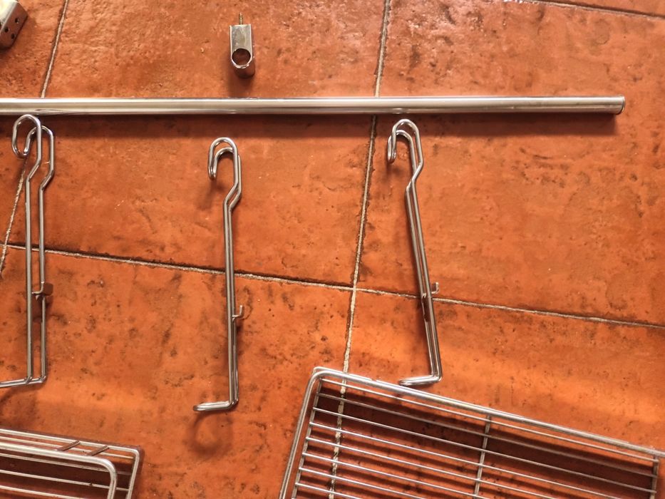 Cestos organizadores com varão para cozinhas