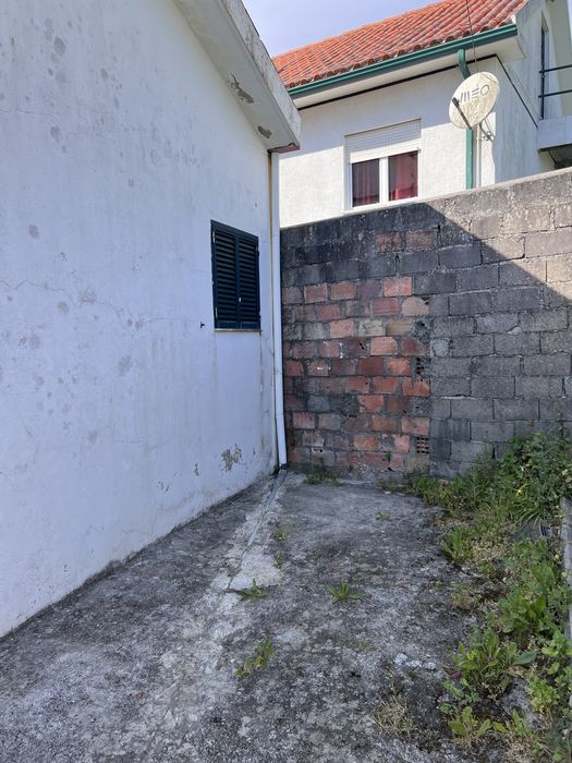 Alugo Casa T2 ( Ler Descrição)