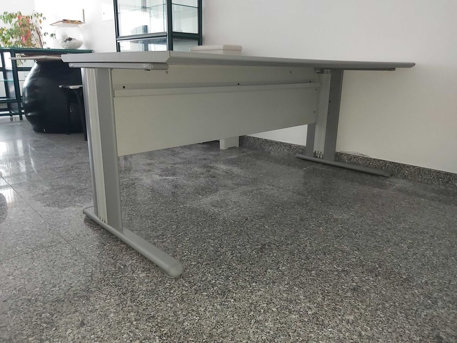 Secretária para escritório ou loja em ótimo estado com 1,80 cm x 80cm.