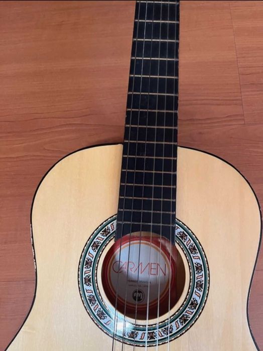 Guitarra da Carmen com capa protetora