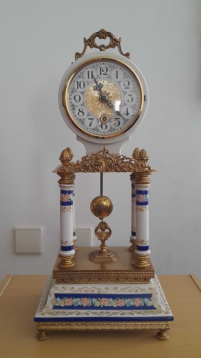 Relógio em porcelana