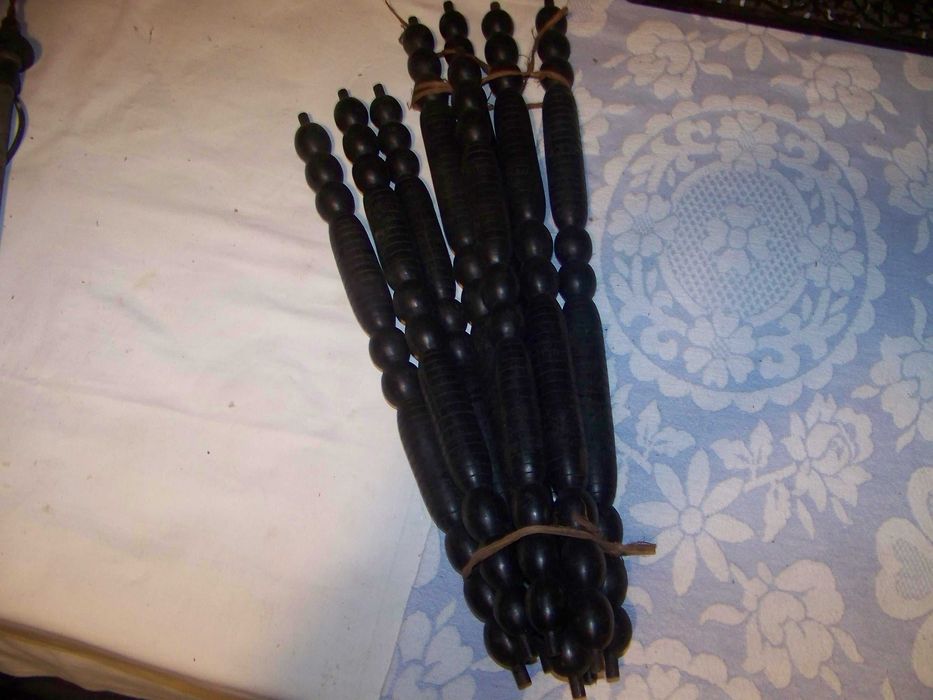 8 varetas torneadas em pau preto para bricolage