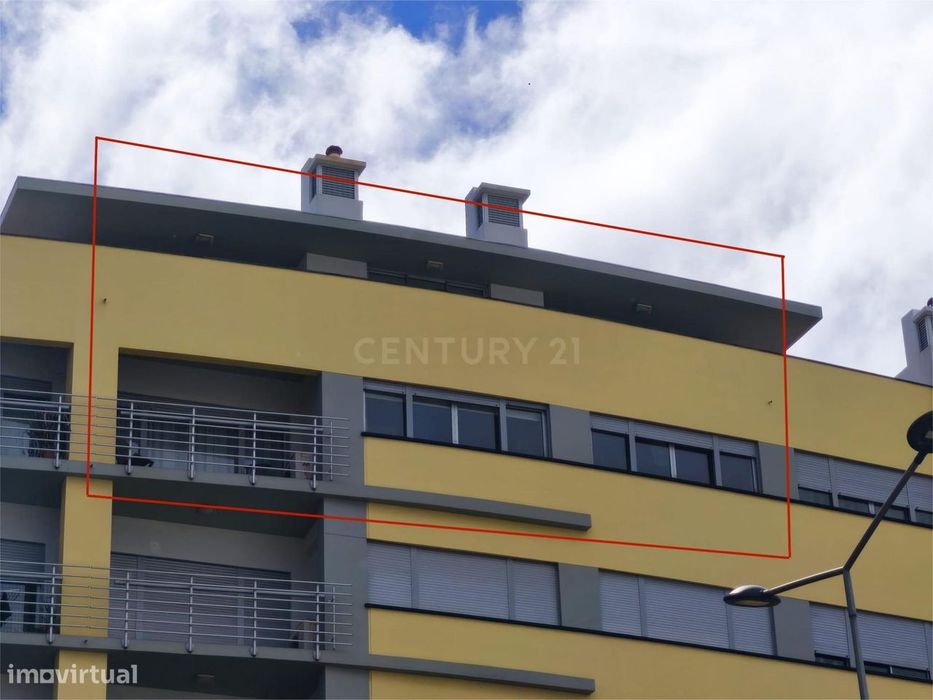 Duplex T2 de Excelência com Vista Mar e Serra
