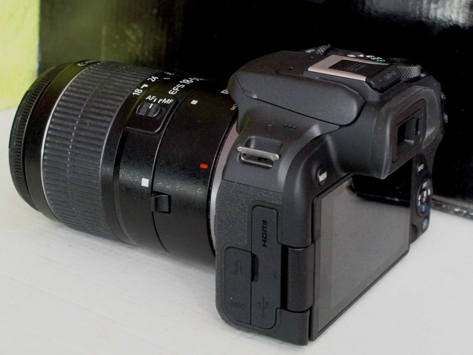 Продам цифровий бездзеркальний фотоапарат Canon R10