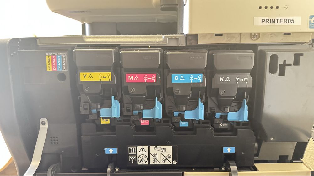 Impressora Konica Minolta bizhub C3351 com toners novos