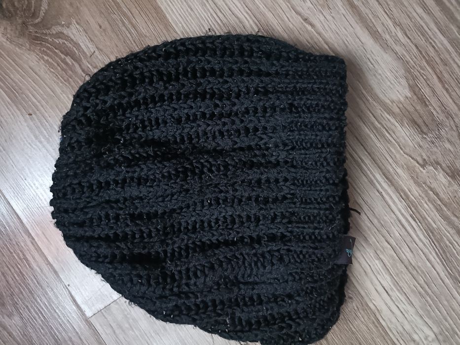 Czarna ciepła czapka