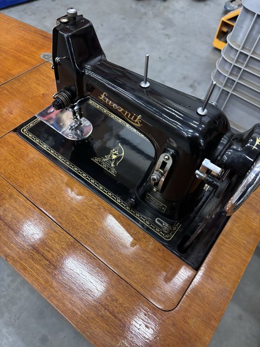 Maszyna do szycia Łucznik kl. 82 – sprawna, stolik