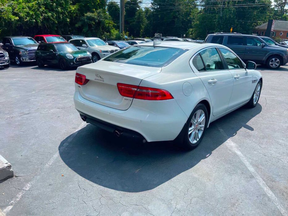 Jaguar XE 25t Premium      2018