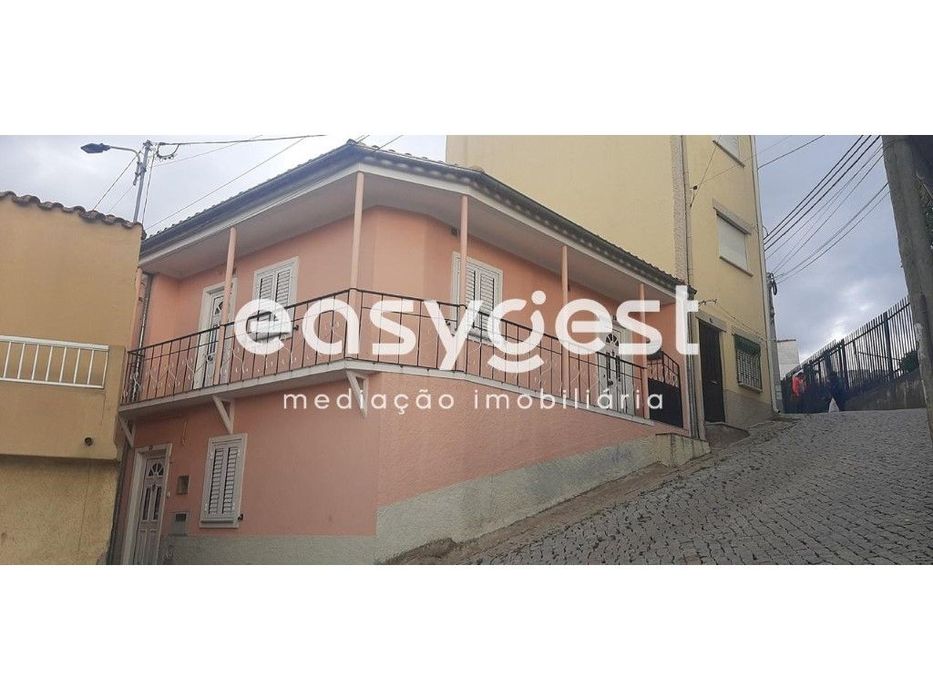 Moradia T4 situado no Bairro do Carrascal em Torre de Moncorvo