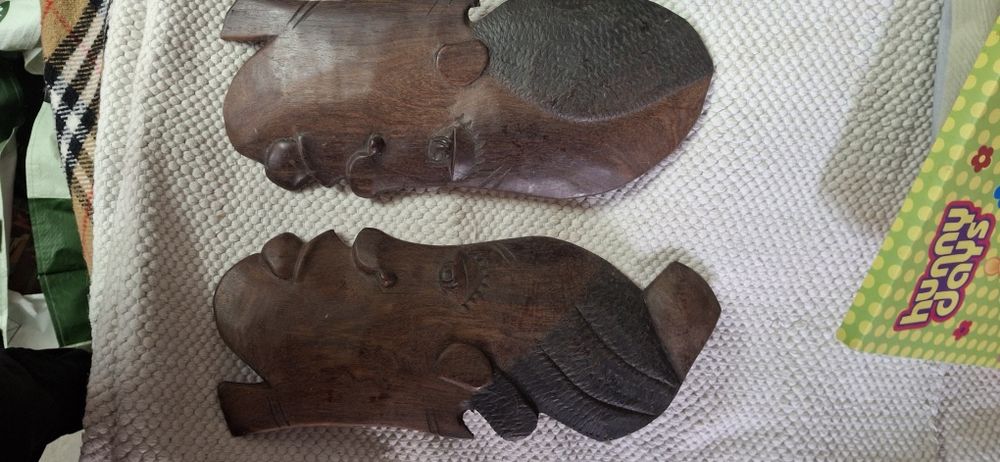 Par de Bustos de Parede Africanos em Madeira Maciça / Vintage