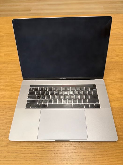MacBook Pro 15" (2018) i9 / 32GB RAM / 512GB SSD / Vega 20 – Flexgate