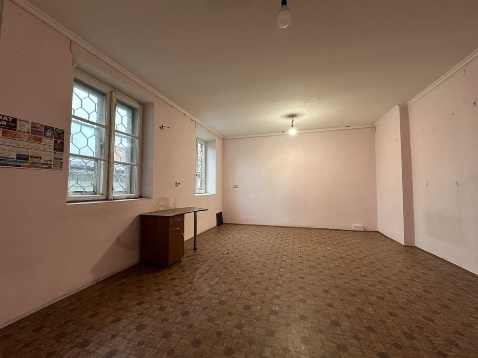 Продається приміщення у центральній частині м. Дрогобич.