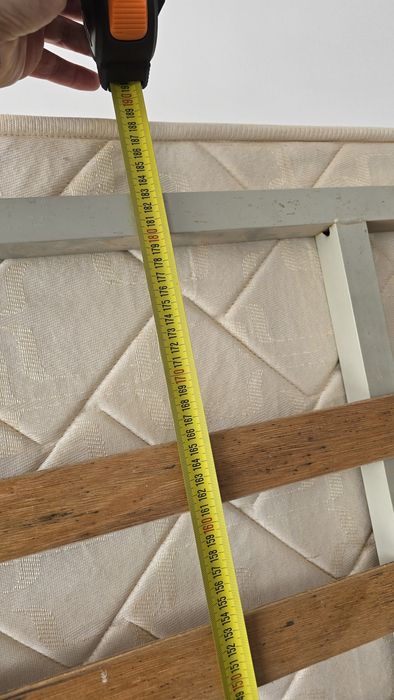 Estrado e colchão de quarto