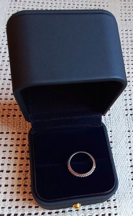 Срібне кільце з муасанітами.