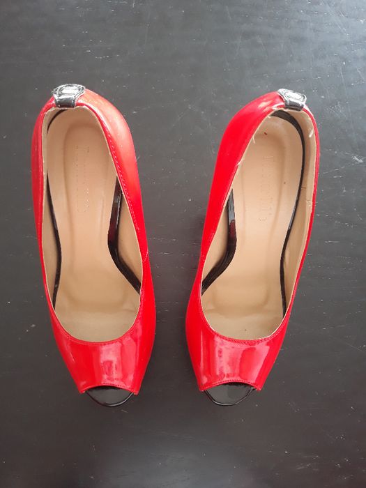 Sandálias vermelhas de verniz