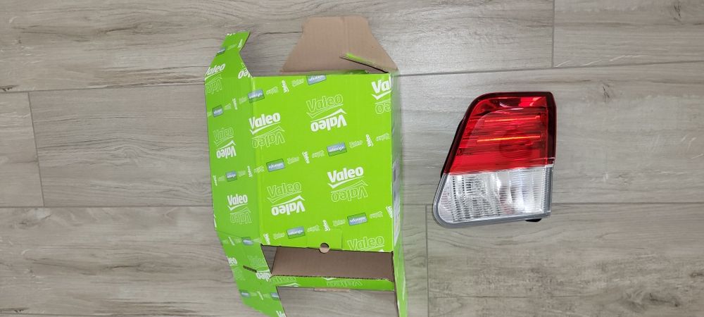 Toyota Avensis lampa prawa tylna sedan 2013