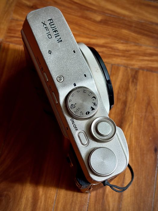 Fujifilm XF10 – APS-C 24.2MP | Lente Fujinon f/2.8
