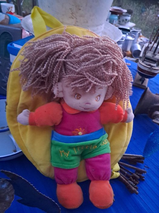 Mochila e boneca