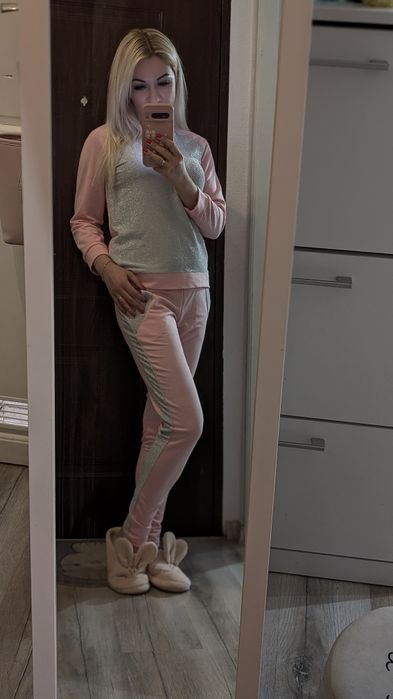 Sprzedaję bardzo ładny dres.