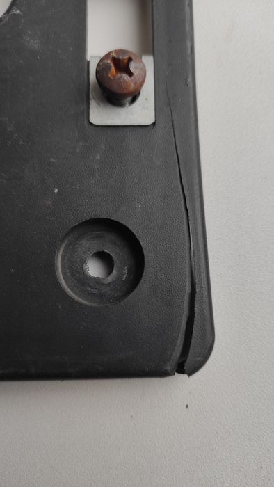 Панель номерного знака 521140R090 Toyota Rav 4