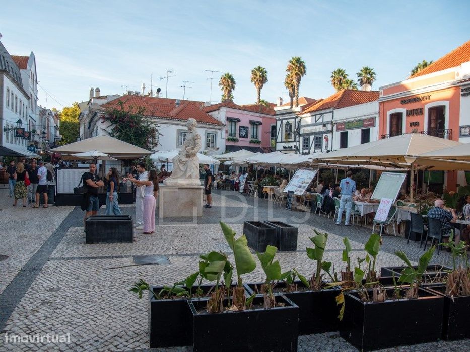 Moradia T3 em Cascais para reabilitação total, com projeto aprovado