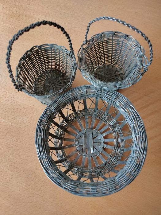 Conjunto de cestas antigas em metal.