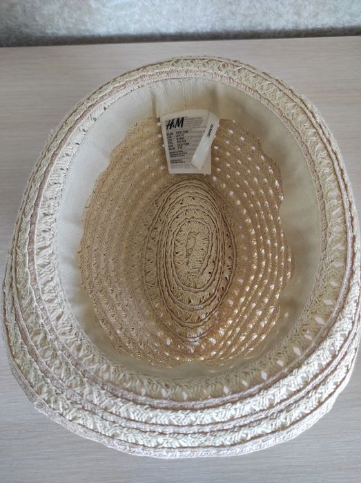 Капелюшки -2шт.на дівчинку.