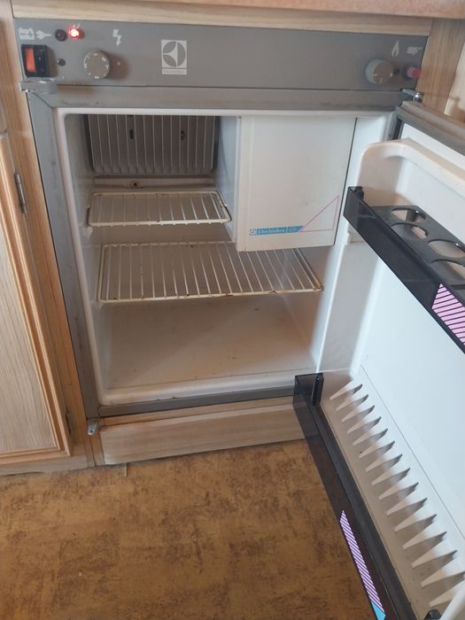 Vende-se autocaravana clássica Mercedes-Benz MB 100 com célula Eura Mobil, muito estimada e em excelente estado geral.