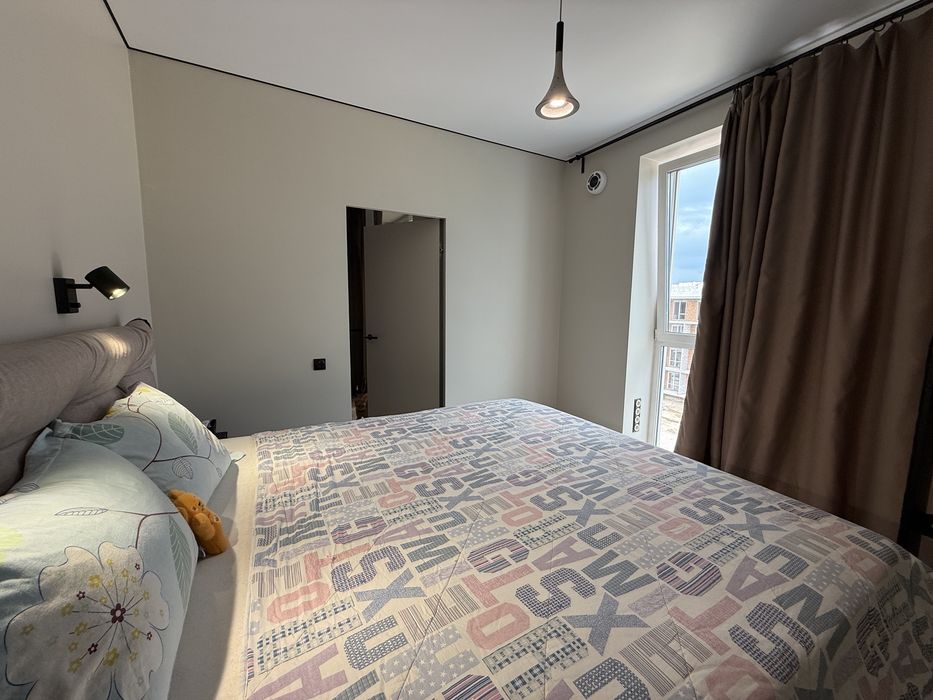 Продається дуже красива і з максимальним наповненням 1 кімнатна квартира Індивідуально Газове Опалення Є Балкон та гардеробна. Резевне живлення