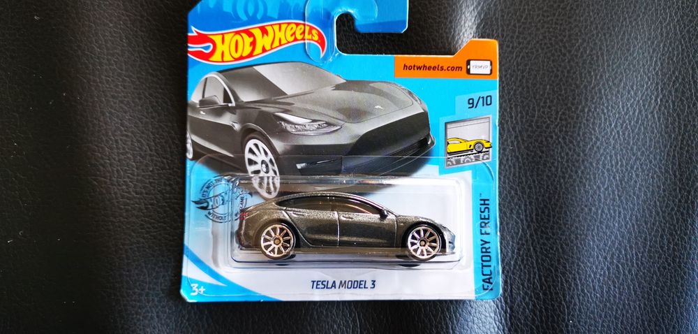 Hot wheels tesla novo com portes incluídos