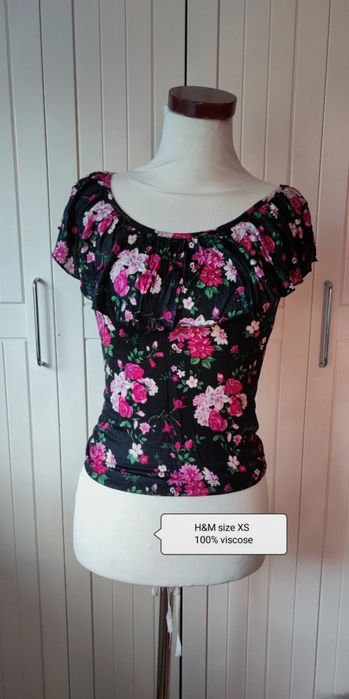 Nowa czarna bluzka top w kwiaty falbaną H&M rozmiar 34/6/XS