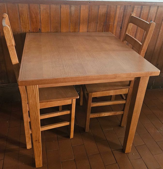 Conjunto Mesa Quadrada + 2 Cadeiras em Madeira – Restauração / Cozinha