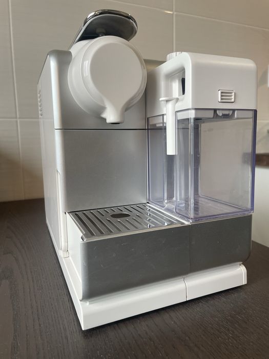 Máquina de Café NESPRESSO Delonghi Latissima
