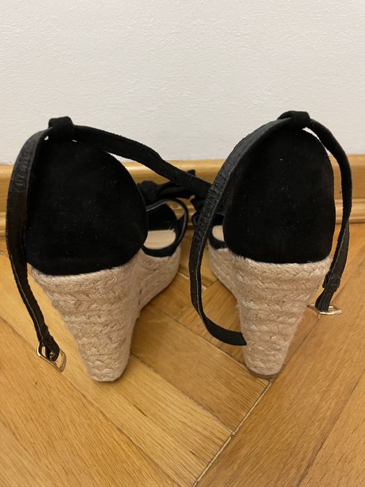 Buty na koturnie z kokardka